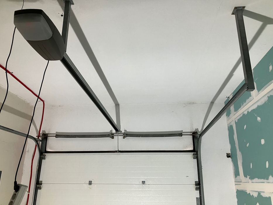 Portão de garagem com motor elétrico