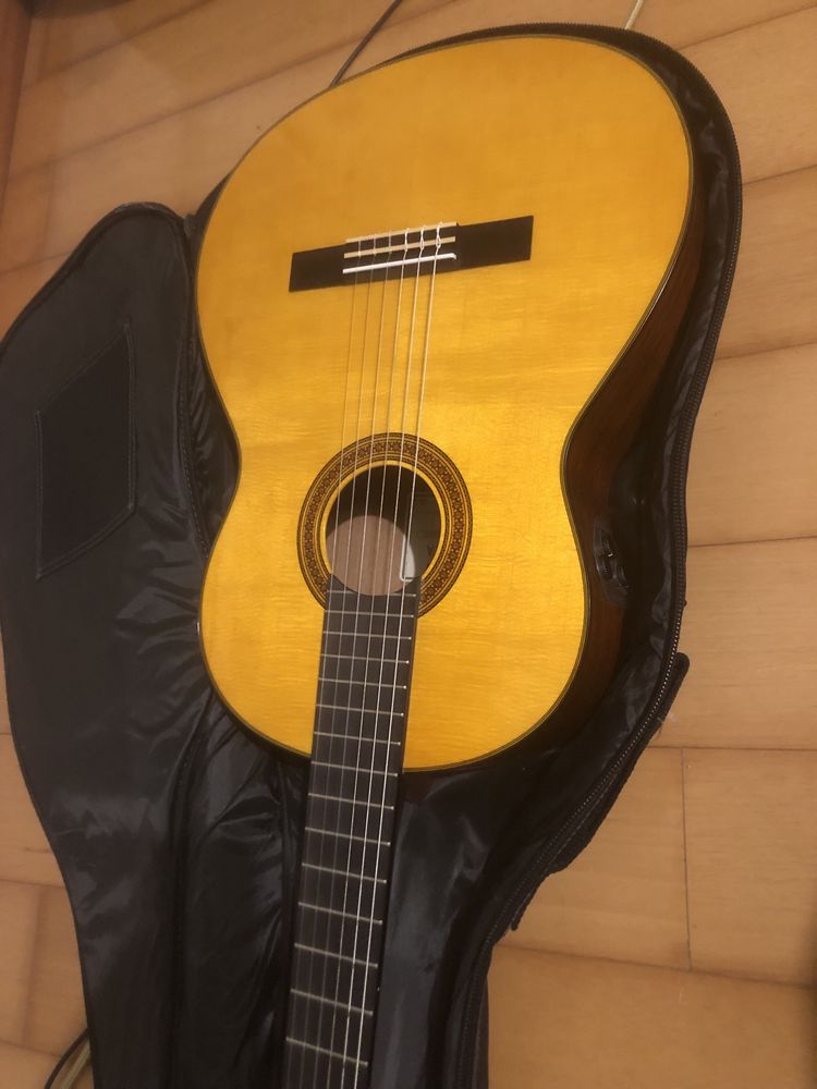 Guitarra yamaha muito nova com efeito daley reverb e corus