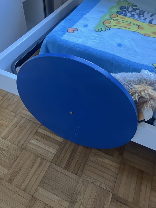 Cama crianca em forma de automovel