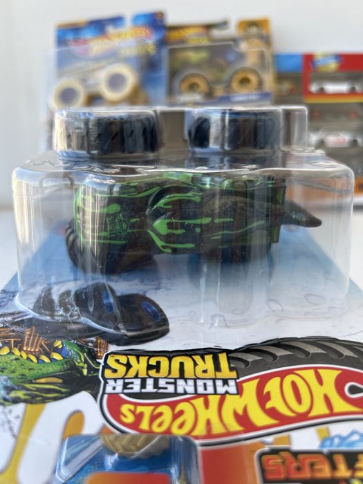 Зміна кольору Hot Wheels Monster Trucks Color Shifters Mega Wrex цвет