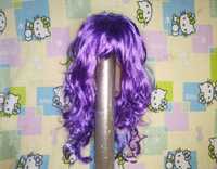 Парик маскарадный фиолетовый с челкой волнистые волосы длина до 60см