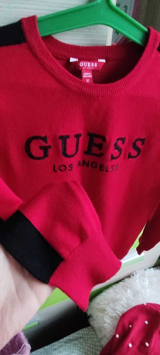 Sweter czerwonego koloru firmy Guesss