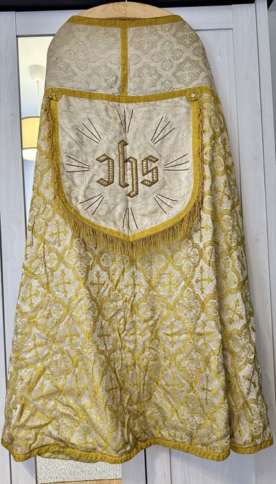 Zabytkowa kapa biała - szaty liturgiczne