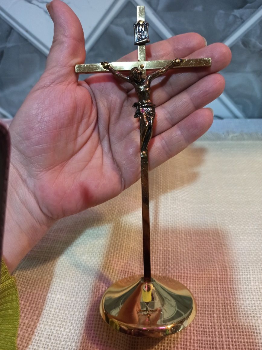 Metalowy krzyż stojący