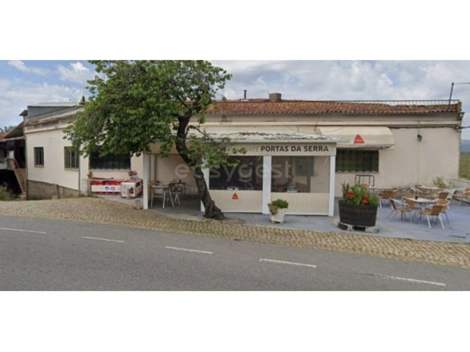 Moradia com estabelecimento comercial em Salgueiro do Campo