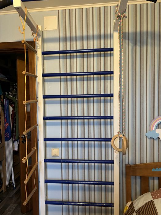 Шведська стінка металева