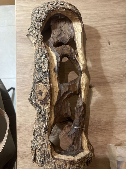 Escultura artesanal em madeira maciça ( entalhada à mao)