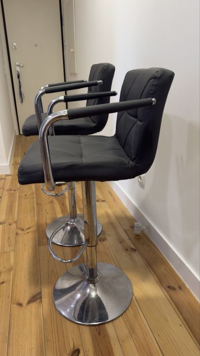 Cadeiras altas em pele cinza