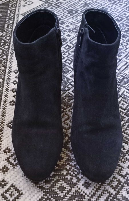 Шкіряні ботильйони Clarks, замш