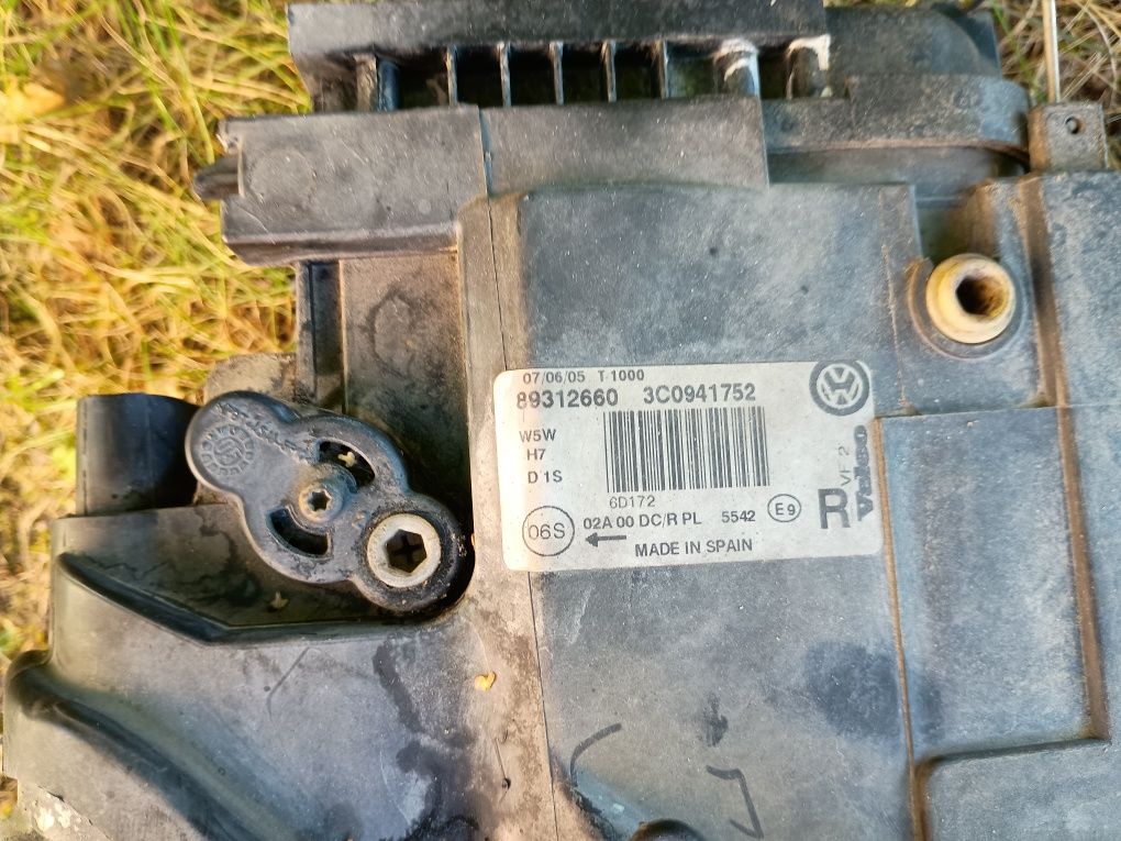 Volkswagen VW Passat B6 lampa Xenon przednia prawa Valeo