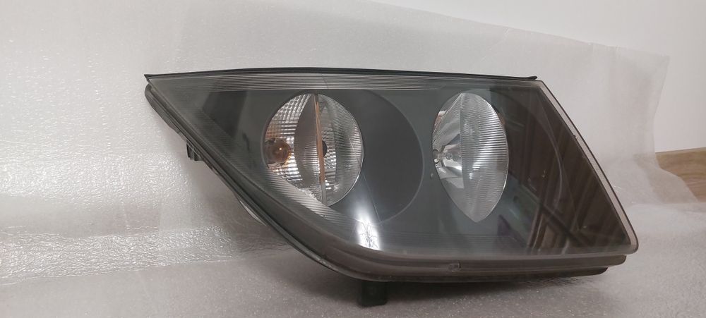 Передня фара на Volkswagen Crafter першого покоління (2006–2016).