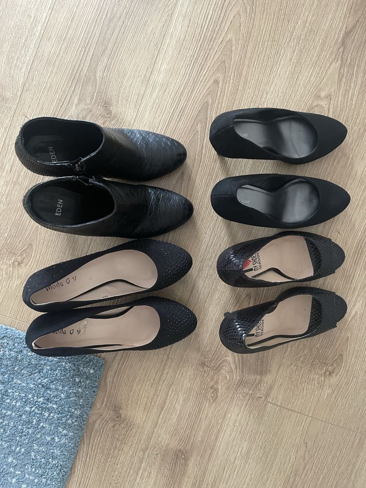 Sapatos e botins pretos