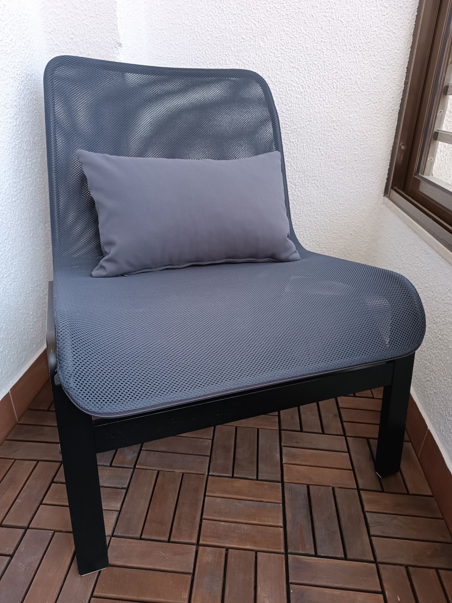 Cadeirão moderno c/ almofada extra