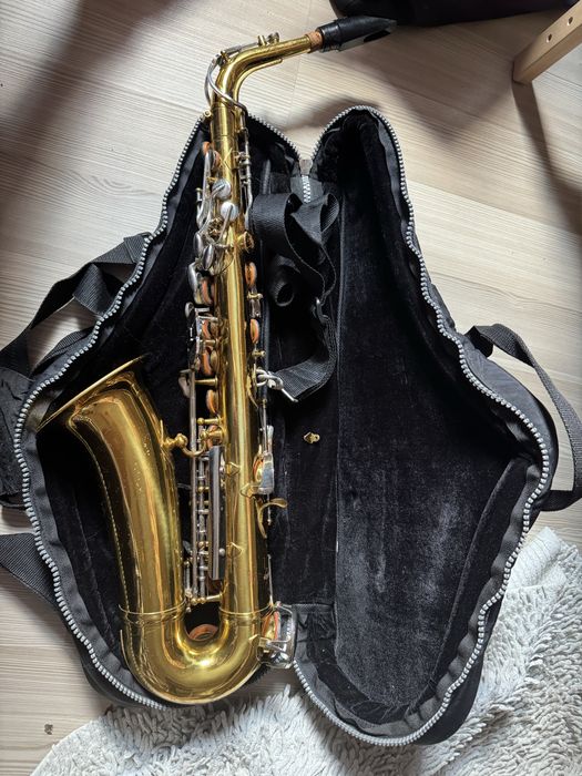 Продам саксофон Armstrong