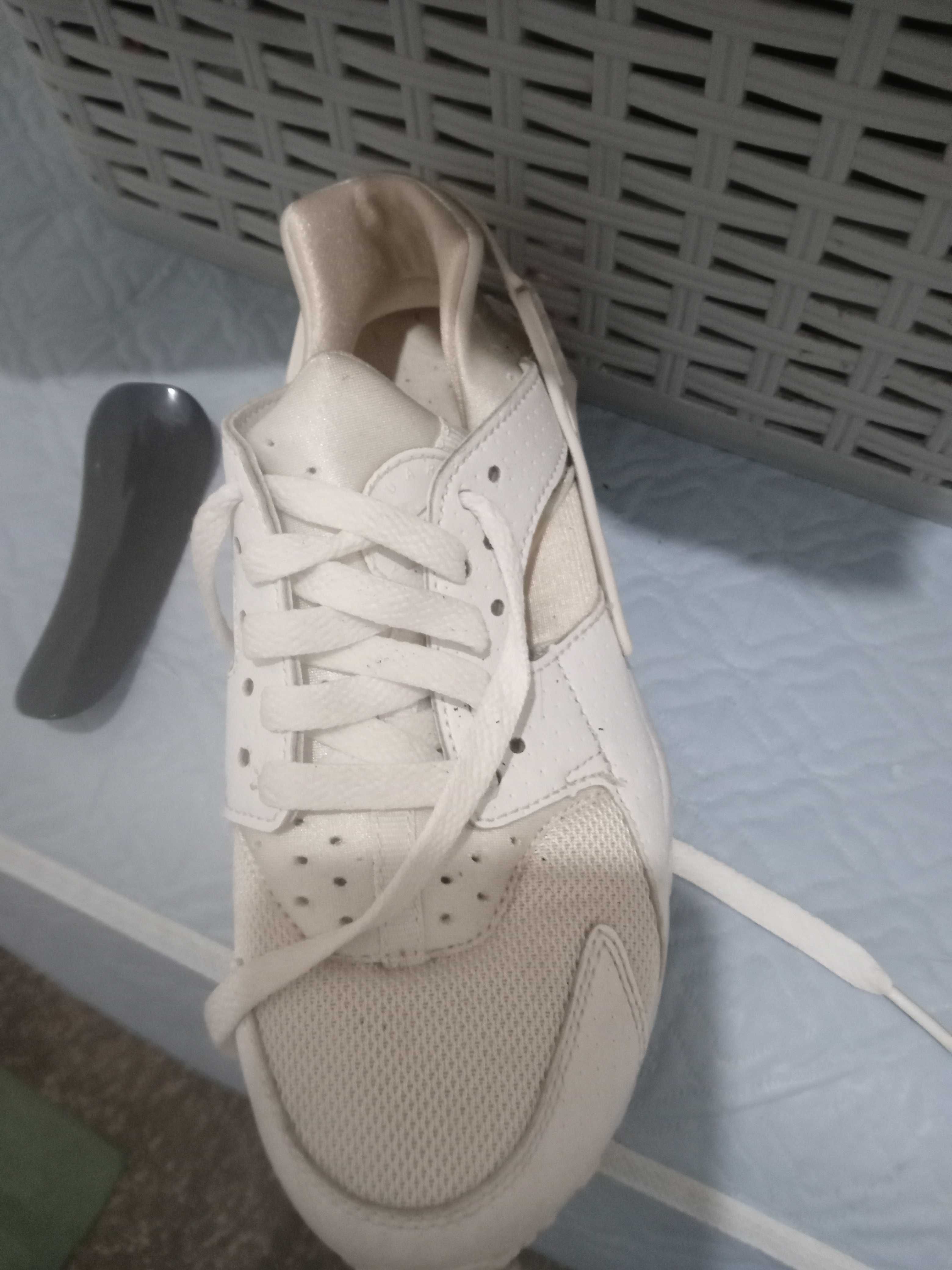 Tênis Nike hurache brancos