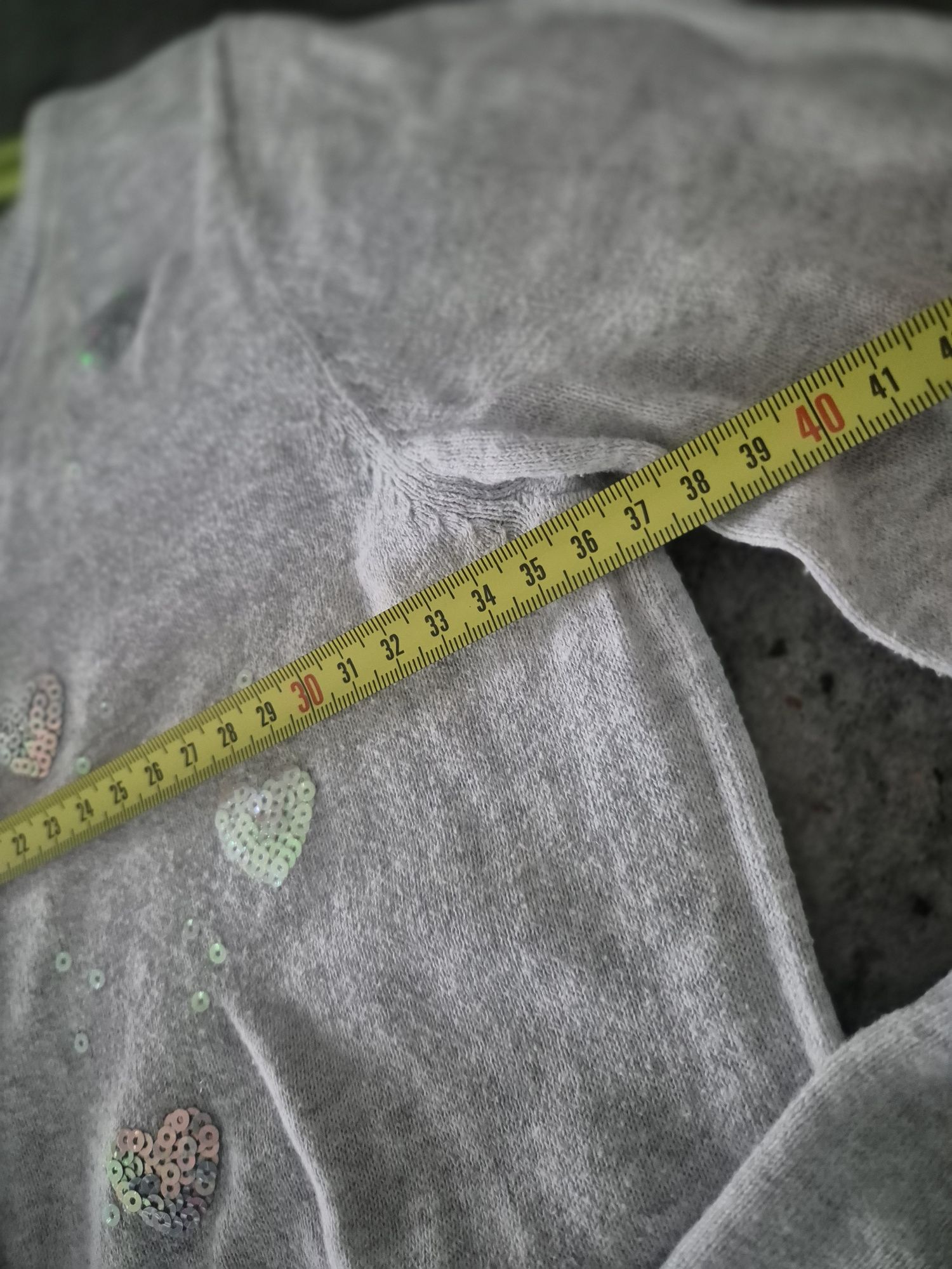 Sweterek szary H&M cekiny serduszka cienki 122 128