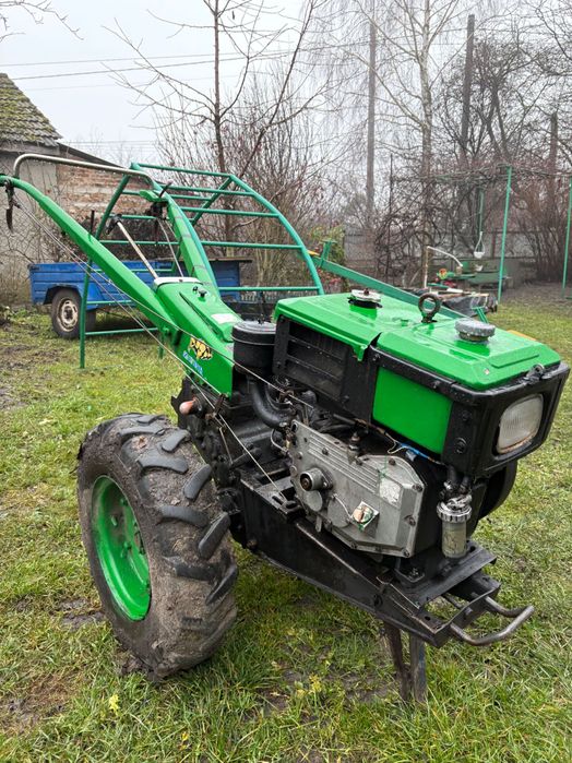 Мотоблок в робочому стані 8 к. с. з фрезою