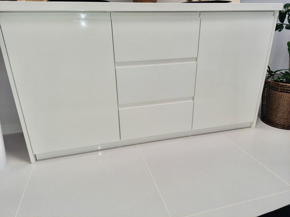 Biała komoda na wysoki połysk z półkami i 3 szufladami