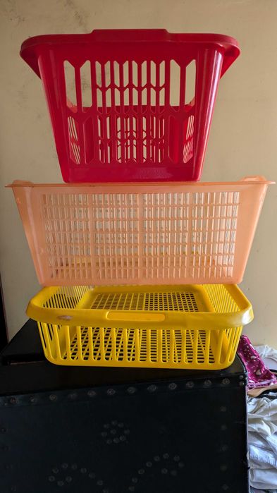 2 maquinas café 1 d pastilha e 1 d saco de caneca+ 3 cestos plástico