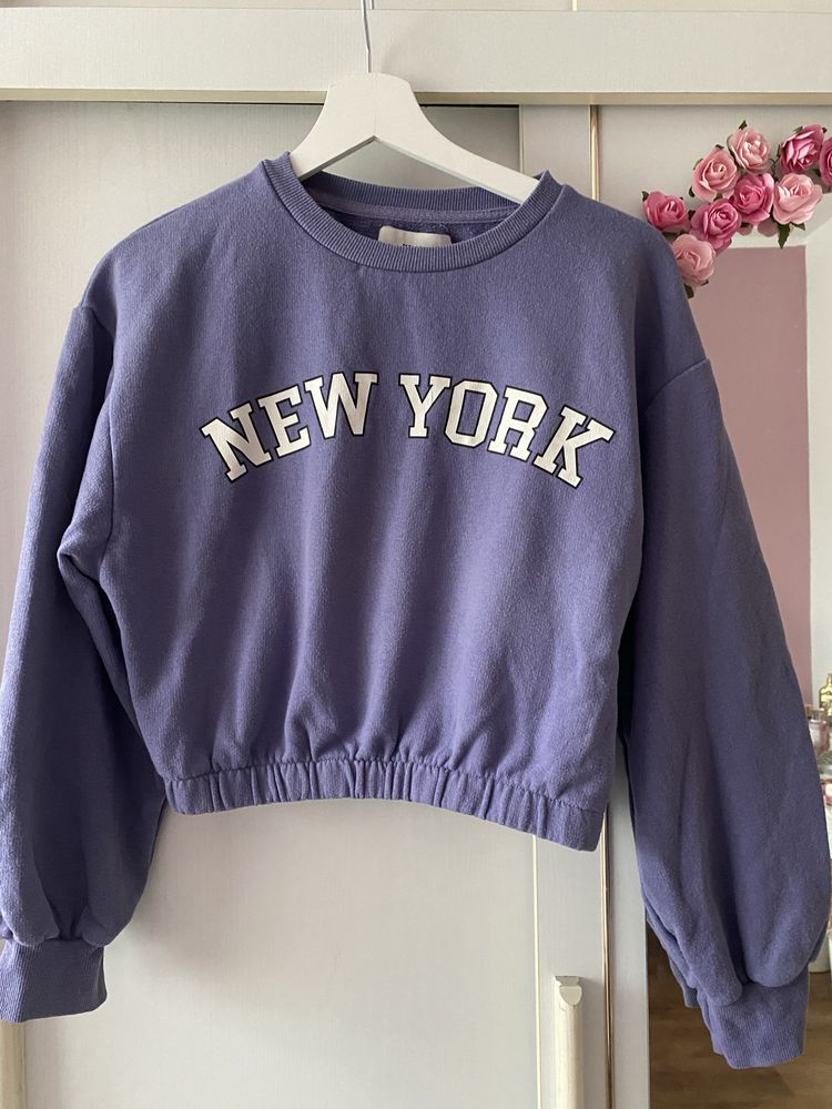 Bluza crop top New York w pieknym fiolecie pull & bear