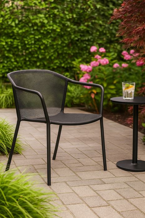 metalowe krzesła i bardzo wygodny puf.