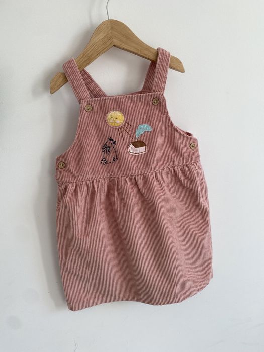 Sukienka sztruksowa 92 pudrowy róż na szelkach marks & spencer