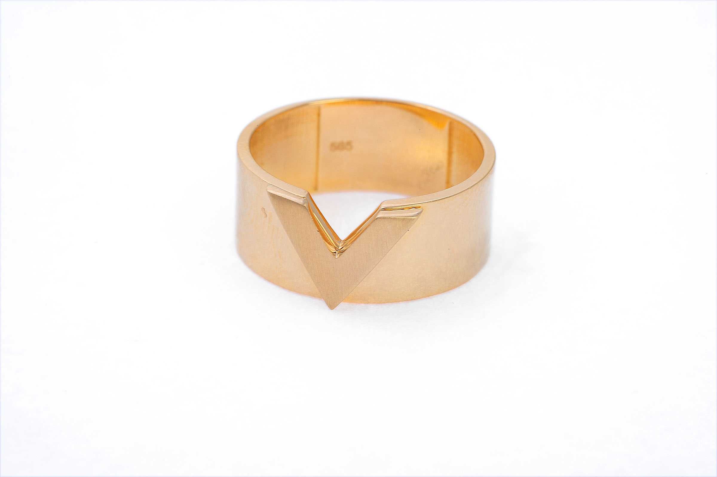 Złoty pierścionek szeroki w kształcie litery V 26424