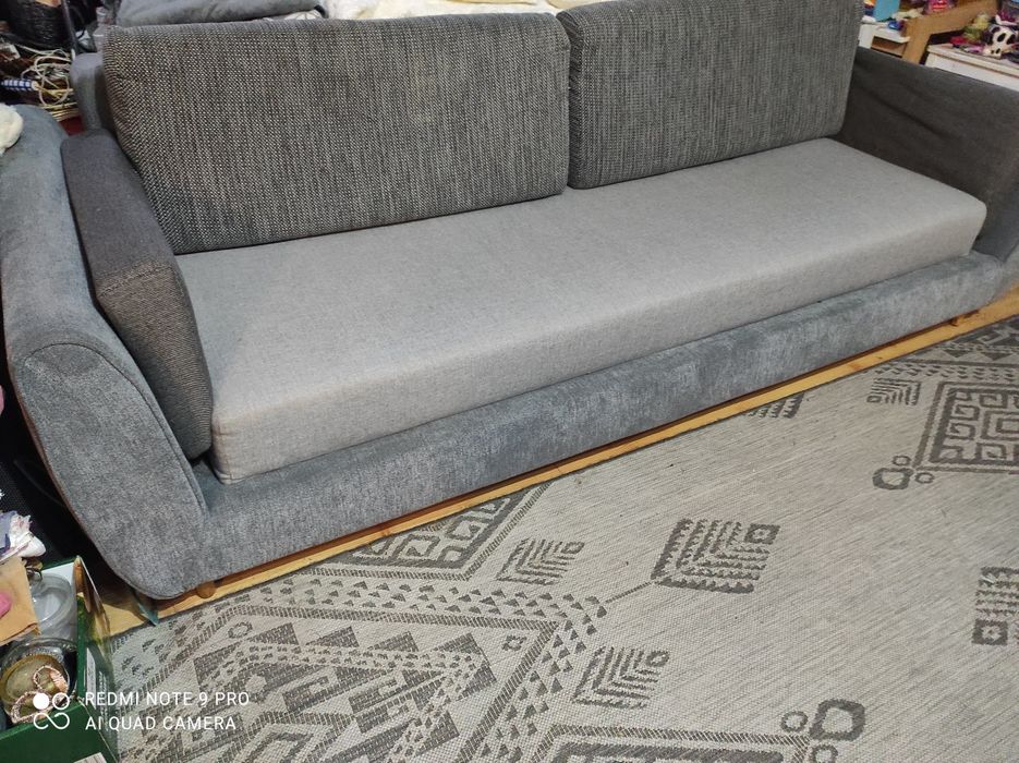 Szara kanapa z funkcją spania i pojemnikiem na pościel plus poduchy