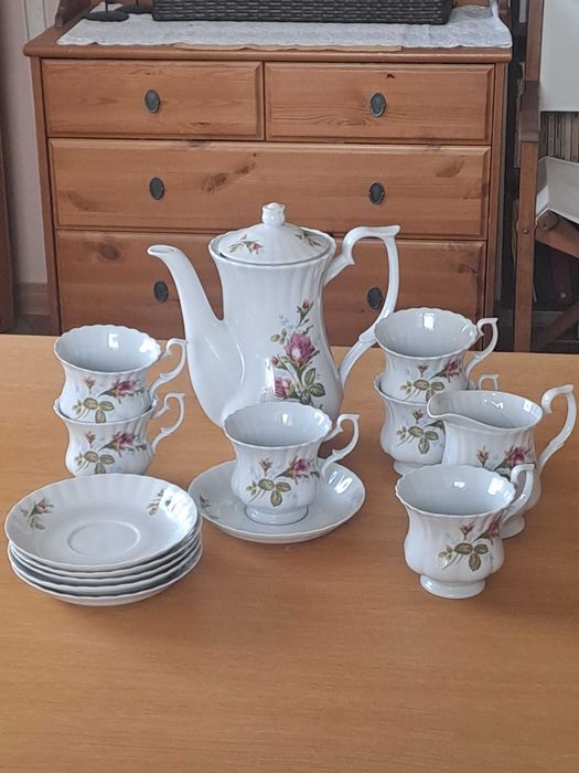 Porcelana Chodzież, serwis  śniadaniowo-obiadowo-kawowy  dla 6 osób