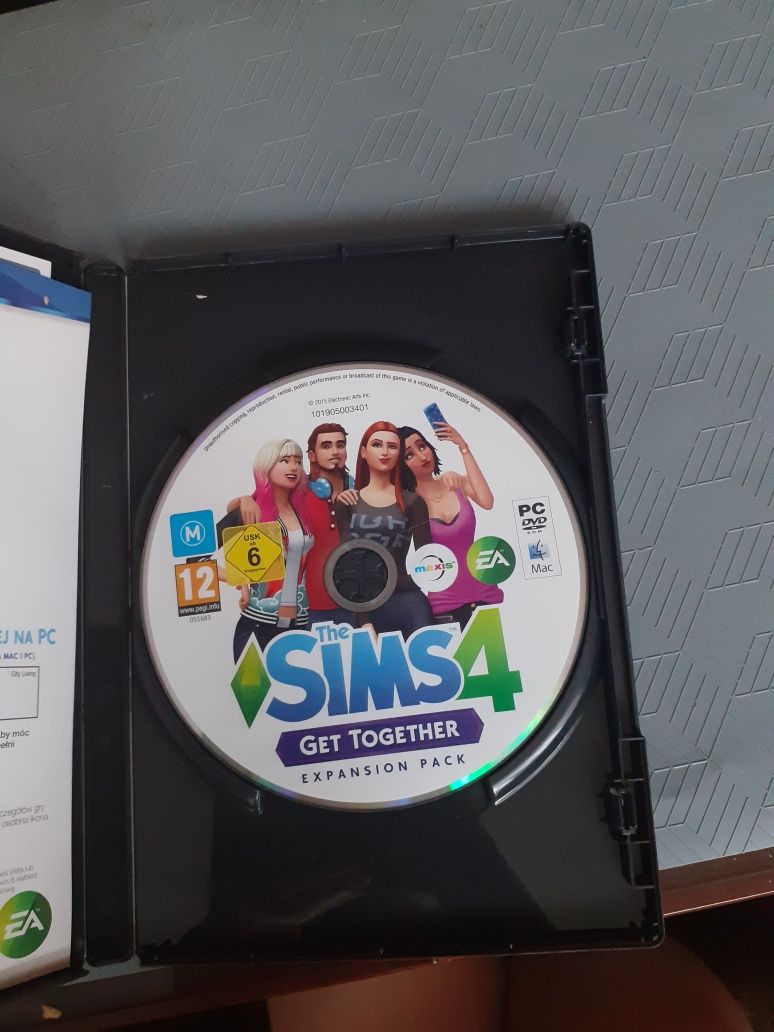 The Sims 4 z dwoma dodatkami