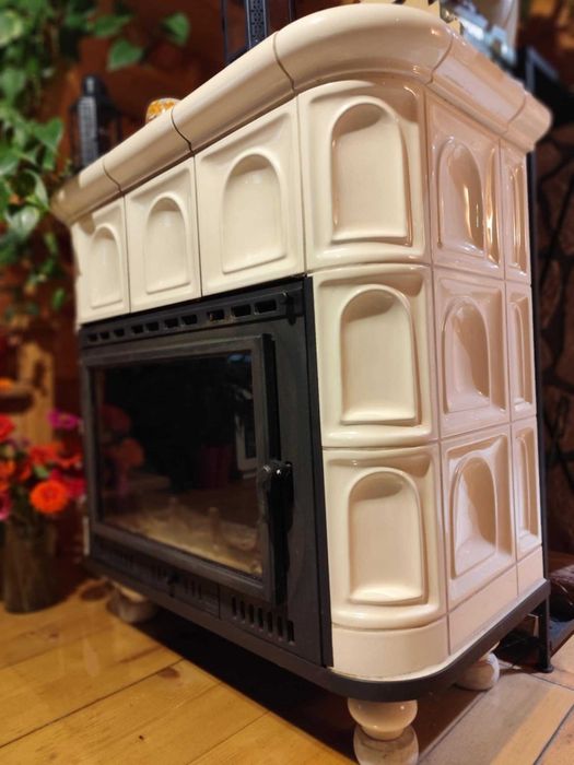 Piec kaflowy Biały, wolnostojący, kominek, koza żeliwny ceramiczny.