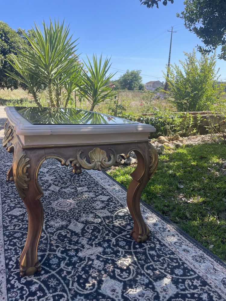 Mesa de centro restaurada com arte em folhaD’ouro