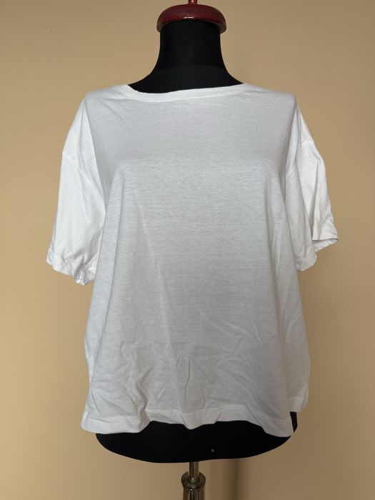 t-shirt z nadrukiem na plecach