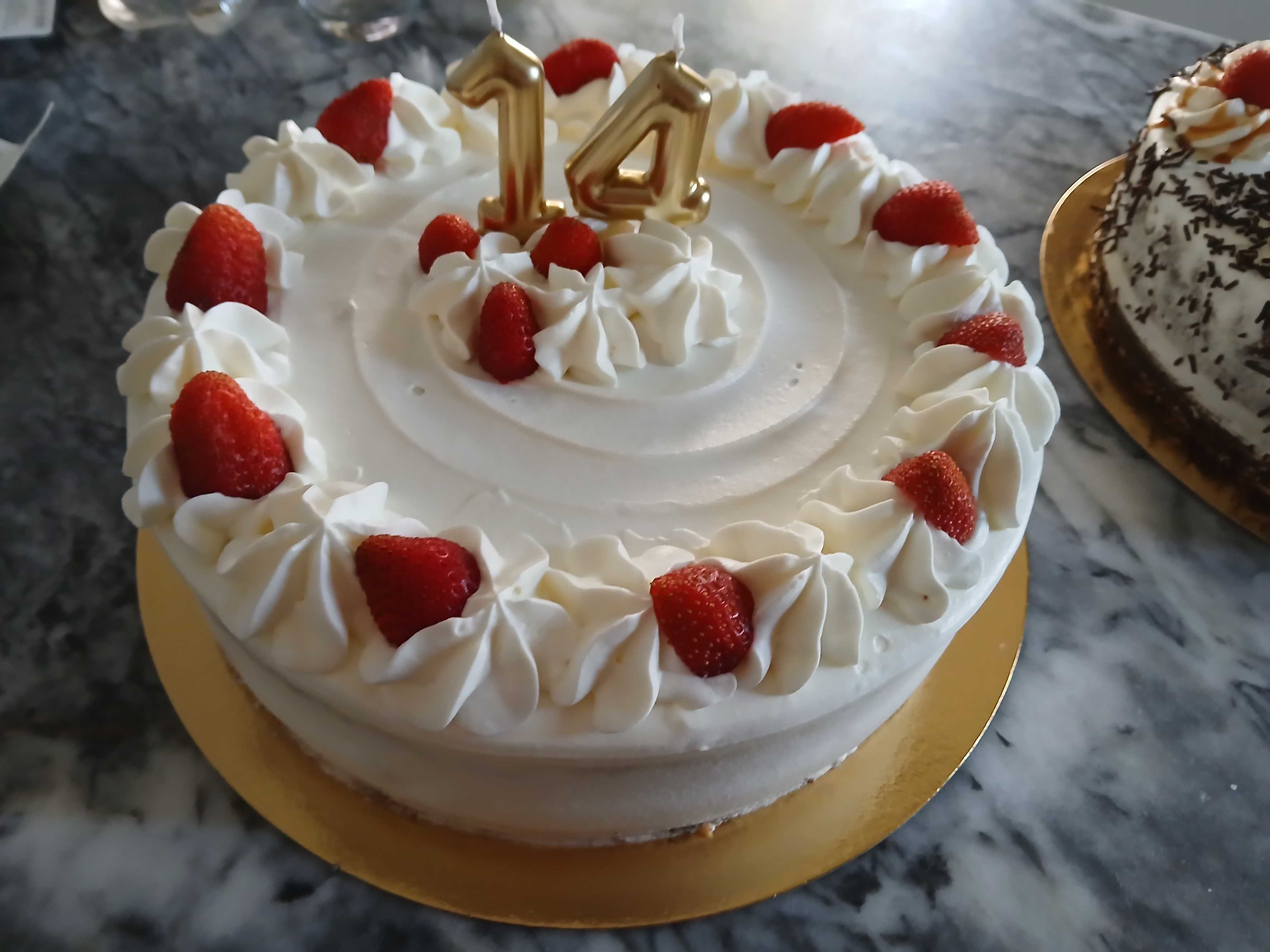 Bolos e outros doces (sobremesas) caseiros muito bons e a bom preço