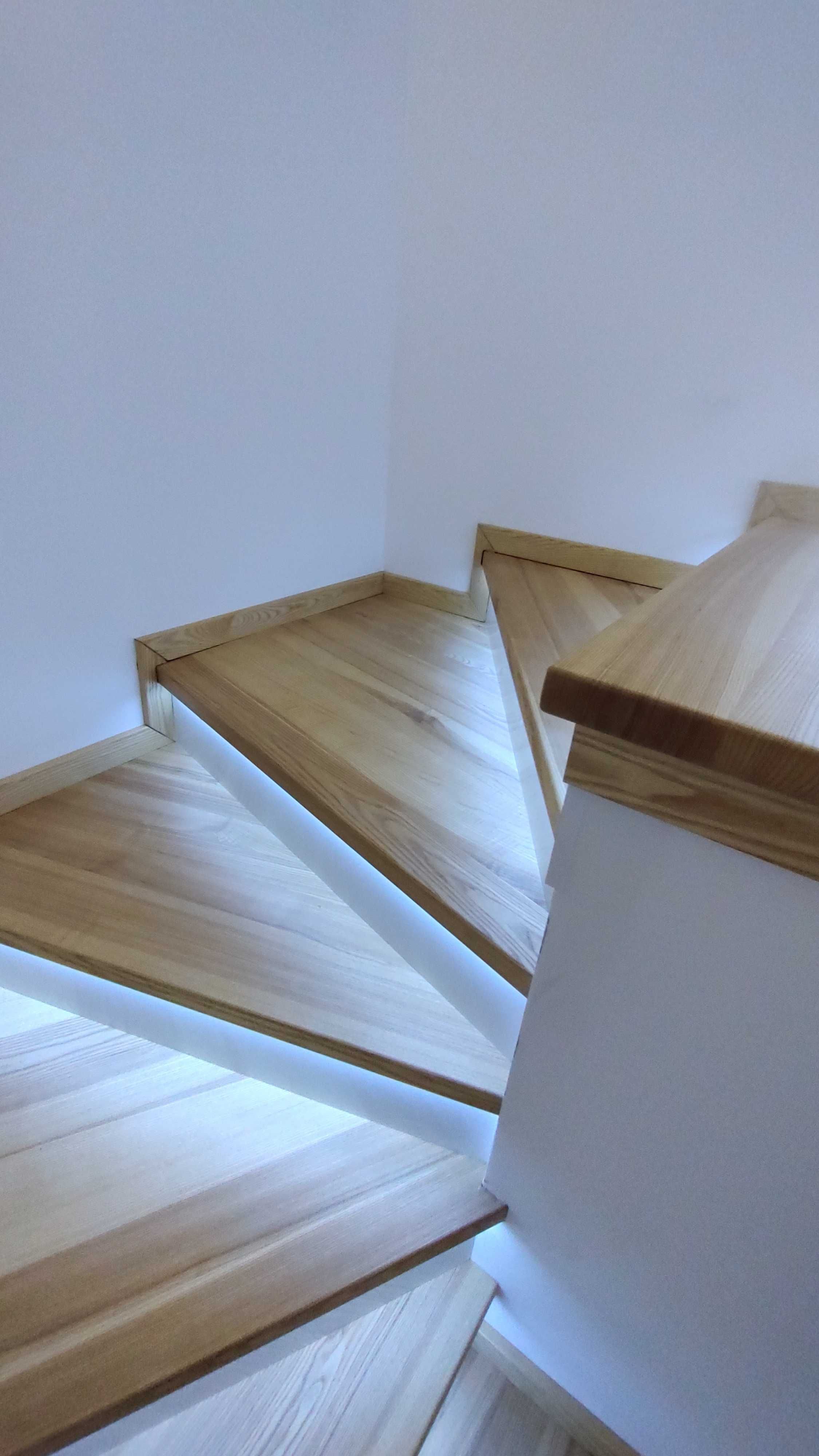 Schody drewniane na beton/ konstrukcji stalowej jesionowe/dębowe