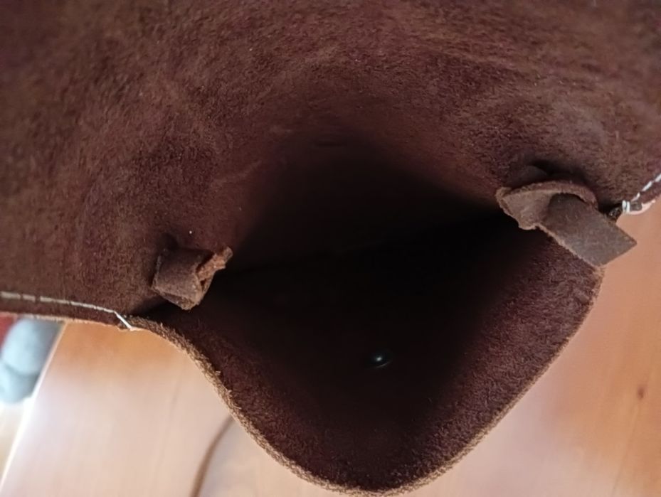 Bolsinha pele 
Muito estreita
Muito pouco usada