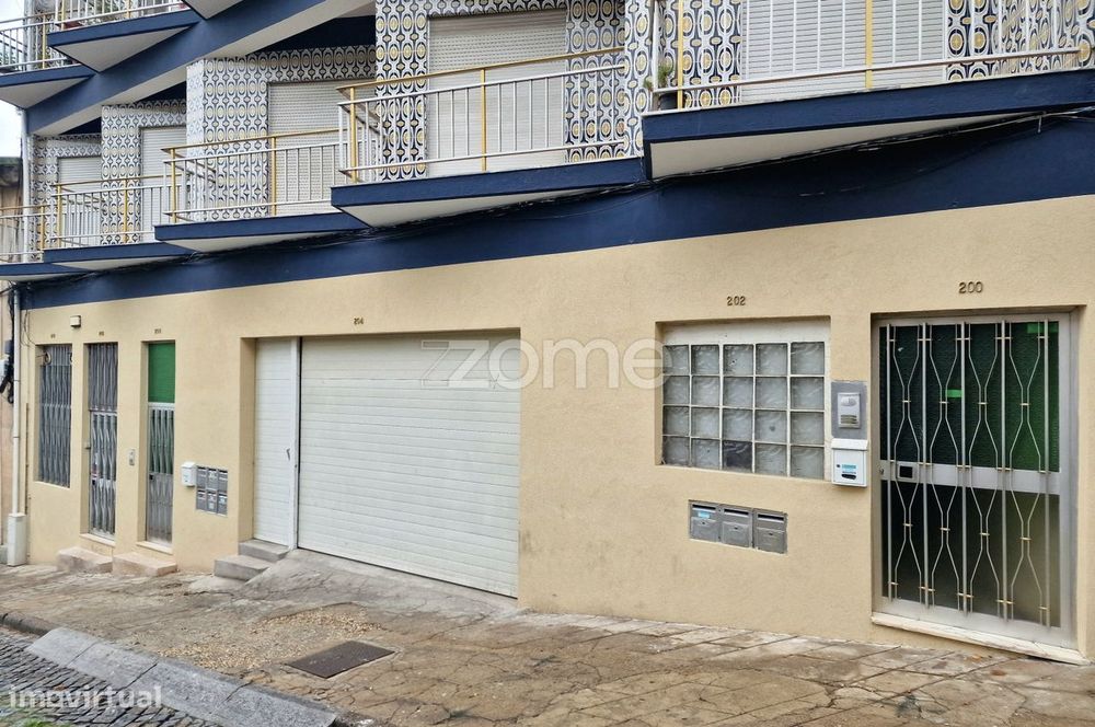 Dois Armazéns interligados para venda na Rua da Boavista, Sé