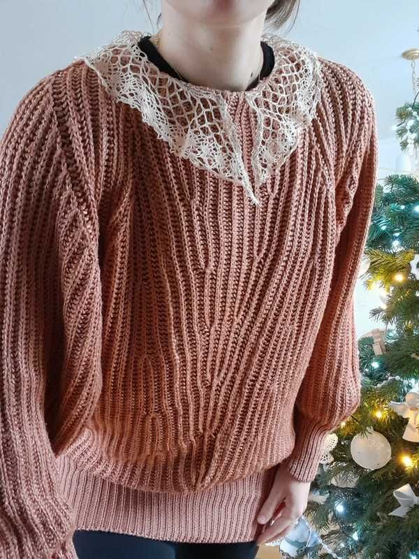 Elegancki świąteczny sweter bawełniany z koronkowym kołnierzykiem r.M