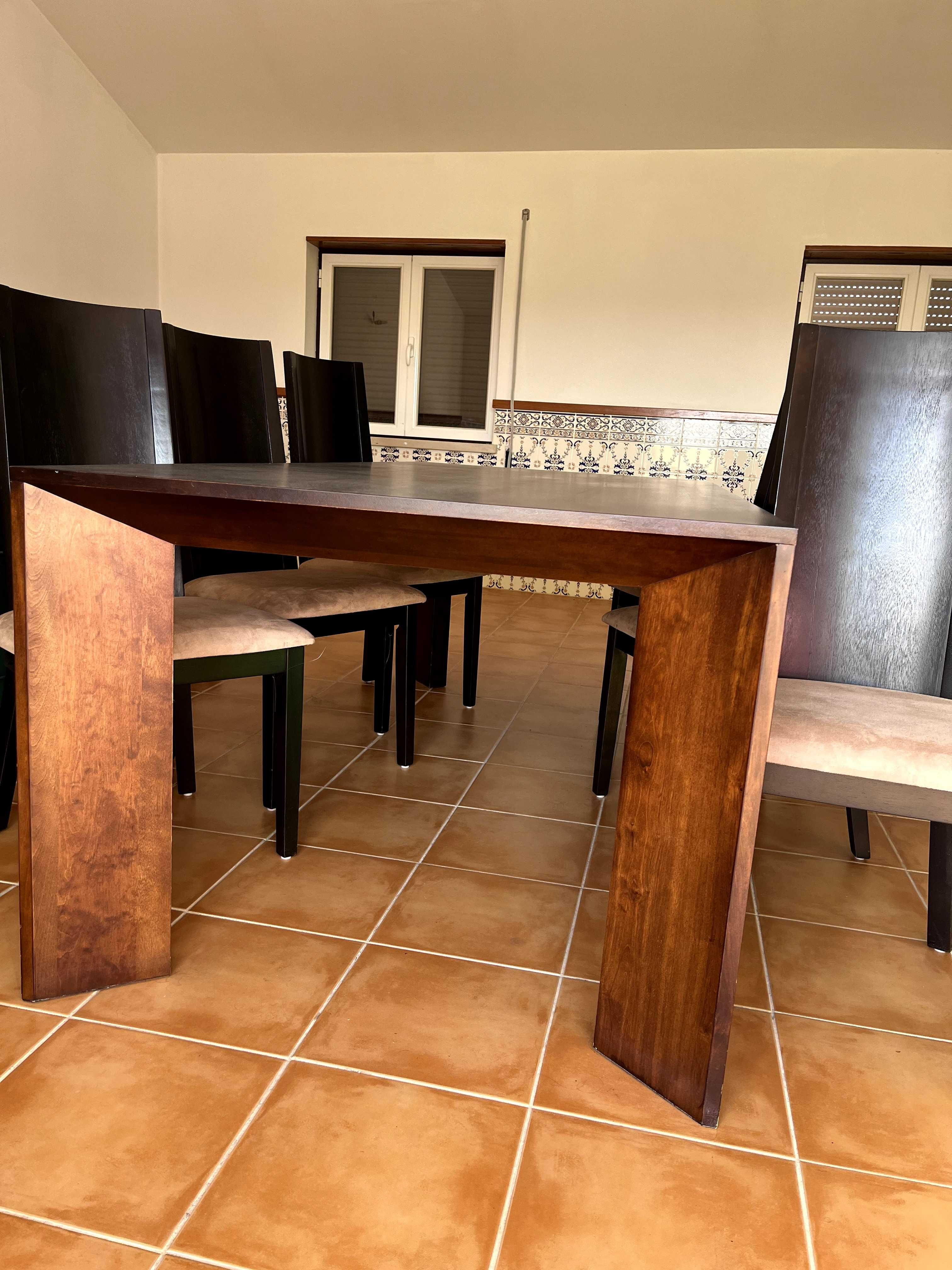 Mesa de Jantar em Madeira Maciça + 6 Cadeiras – Elegância e Qualidade
