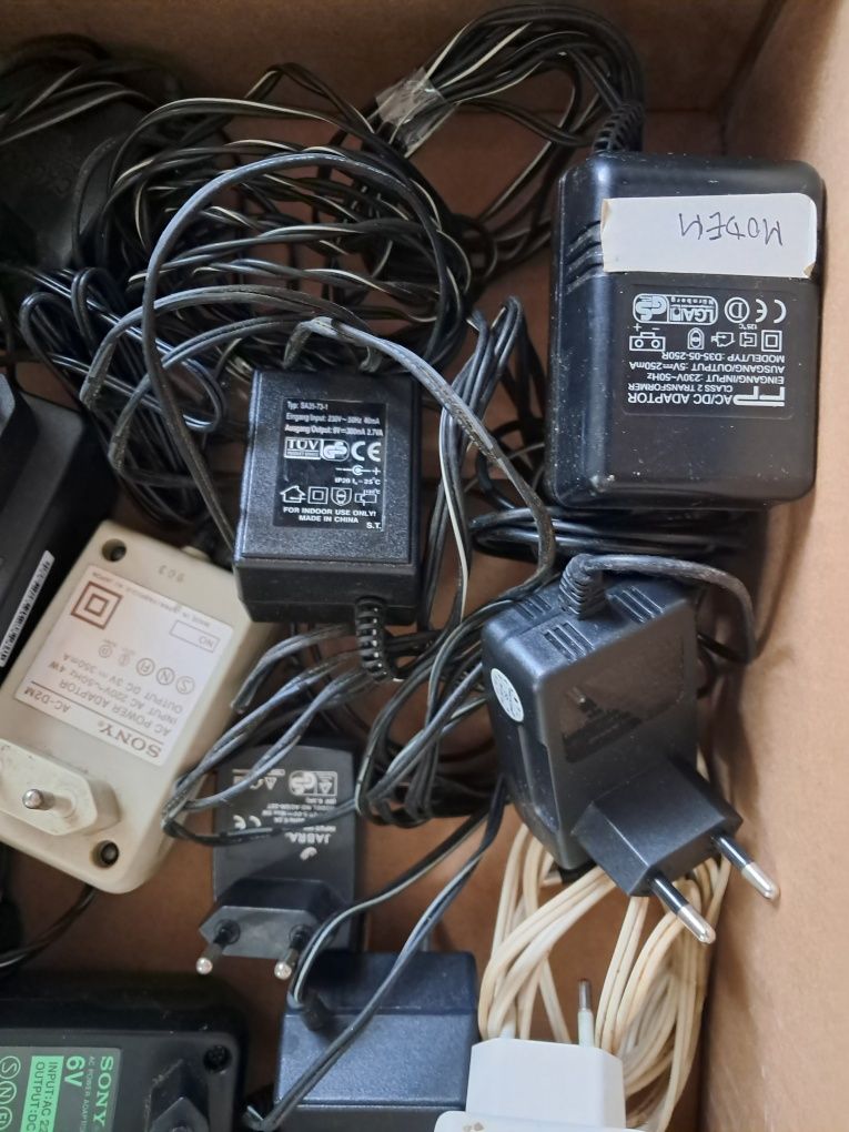 Caixa com 9 adaptadores de corrente