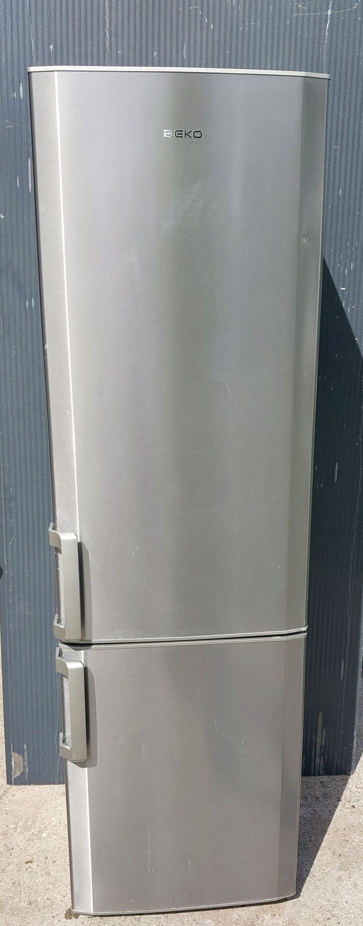 Lodówka z dolnym zamrażalnikiem Beko CS 238020X