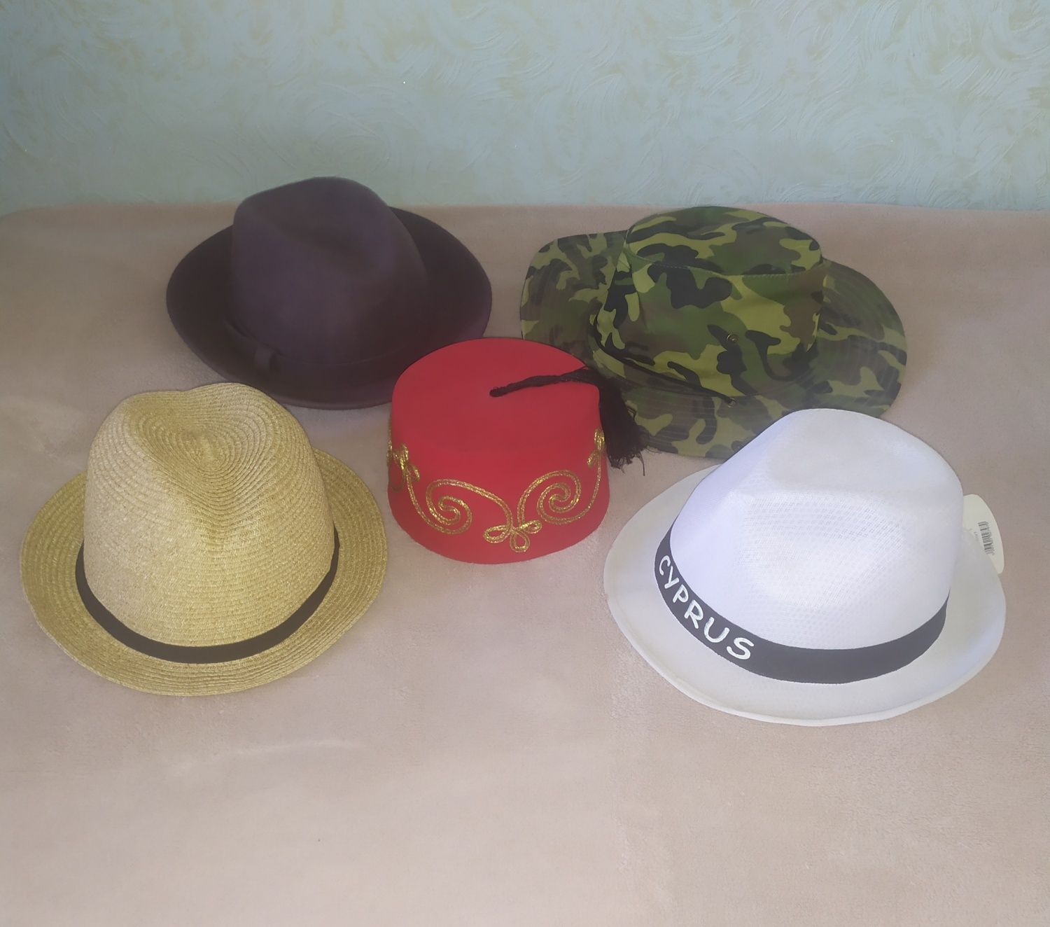Фетровая, соломенная и камуфляжная шляпы