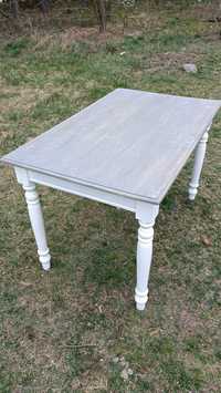 Stół w stylu prowansalskim
