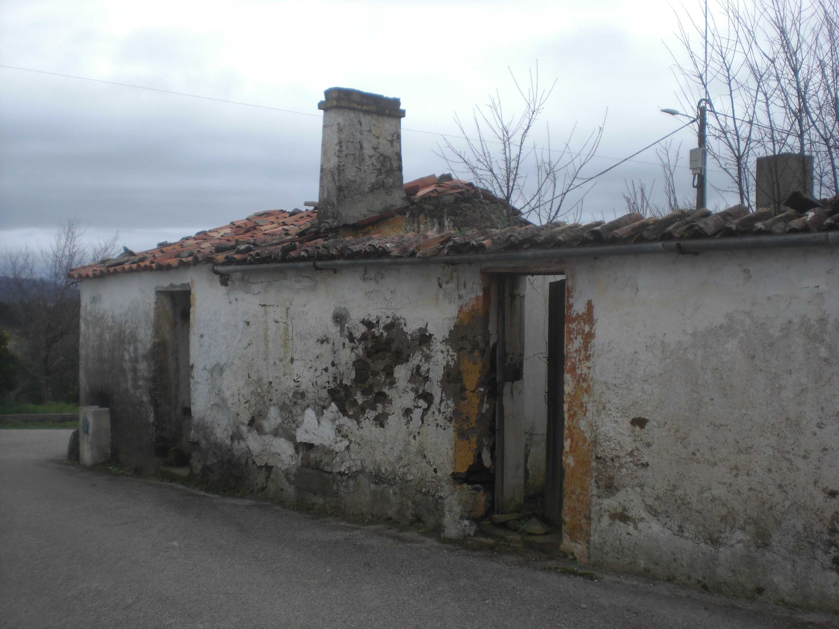 Casa típica de aldeia concelho de Vila de Rei para reconstrução total