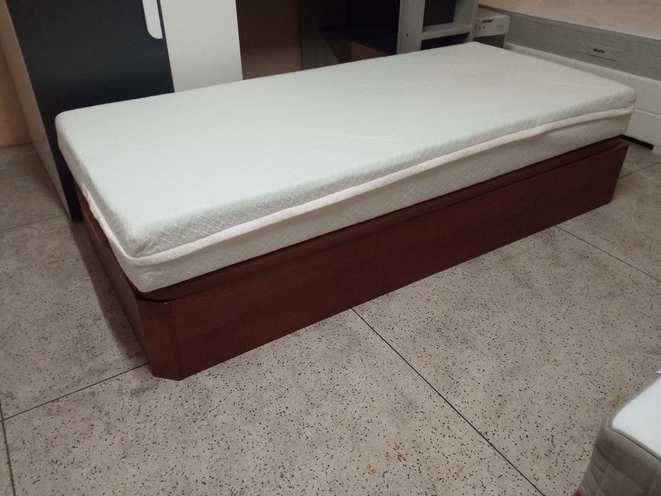Cama solteiro com arrumação