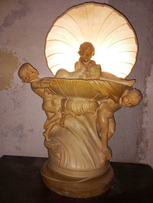 Estatueta antiga em resina com anjos e luz