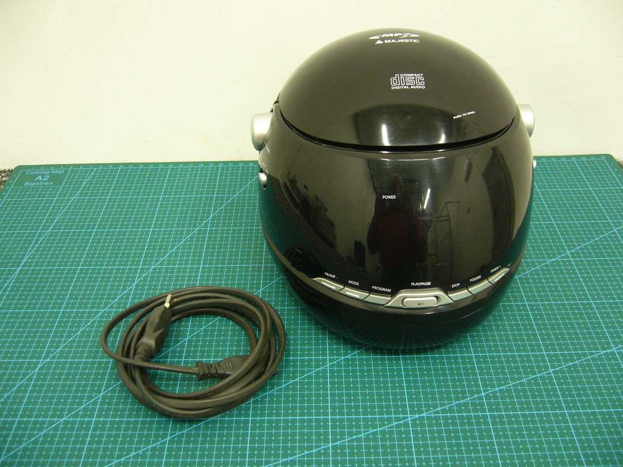 Radio z odtwarzaczem CD w kształcie kasku motocyklowego