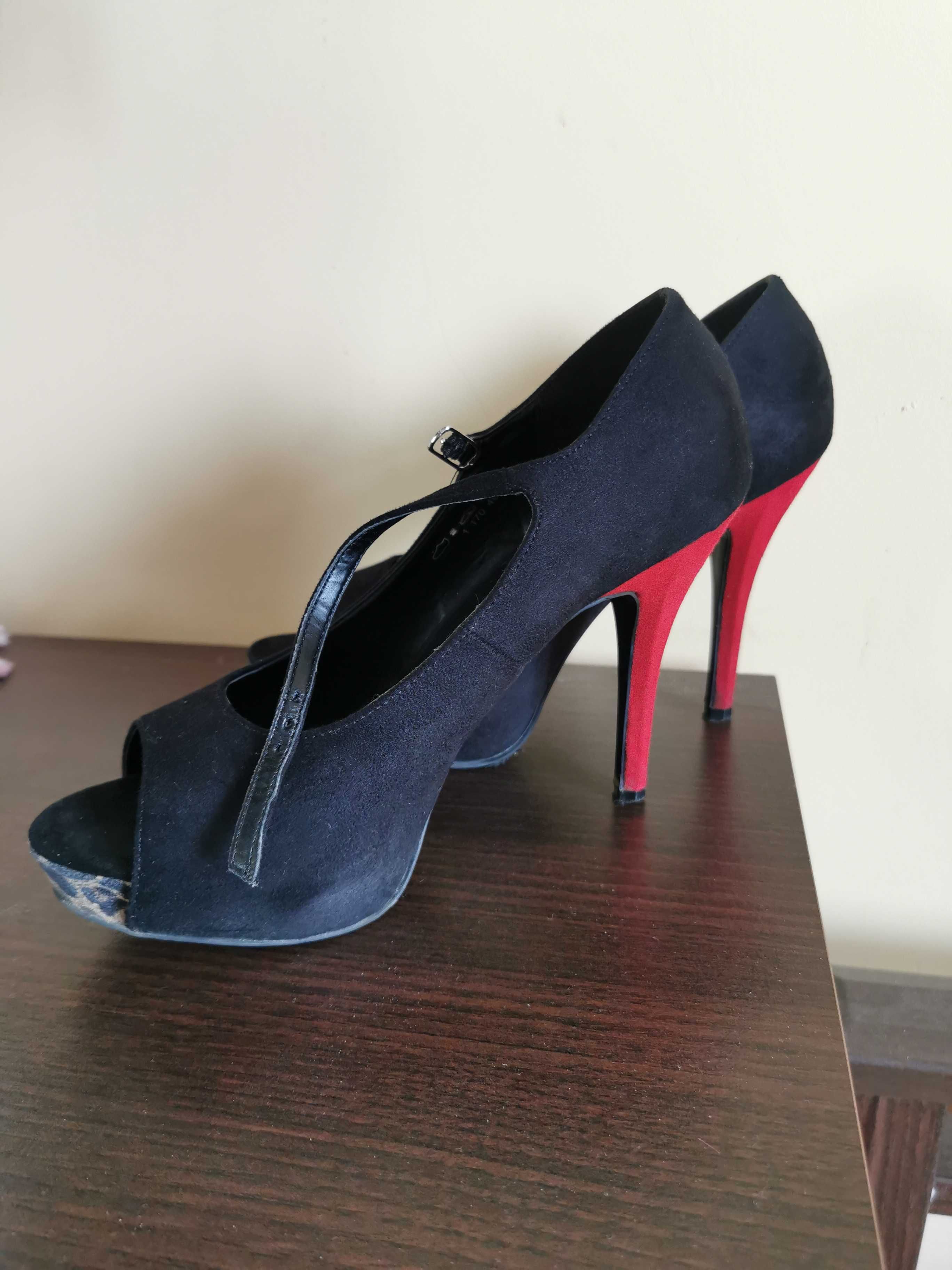 Szpilki czarne, czerwony obcas r38 Deichmann