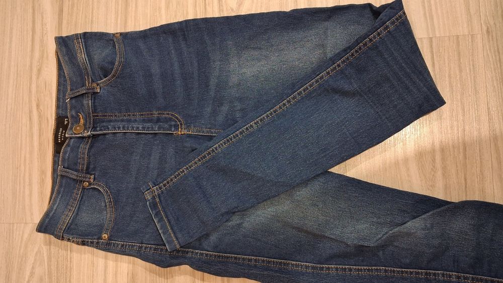 Niebieskie jeansy rurki