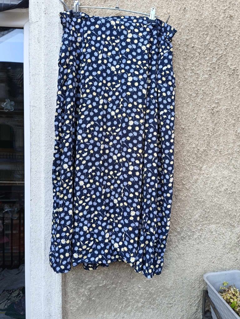 Spódniczka midi granatowa w kwiaty z wiskozy 48